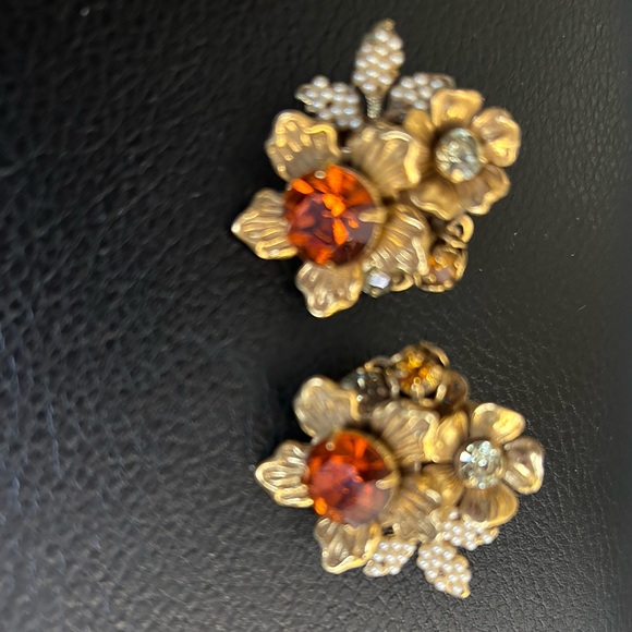 VINTAGE VENDOME AMBER RHINESTONE FAUX PEARL FLOWER BRACELET AND CLIP EARRINGS. - Picture 4 of 7
